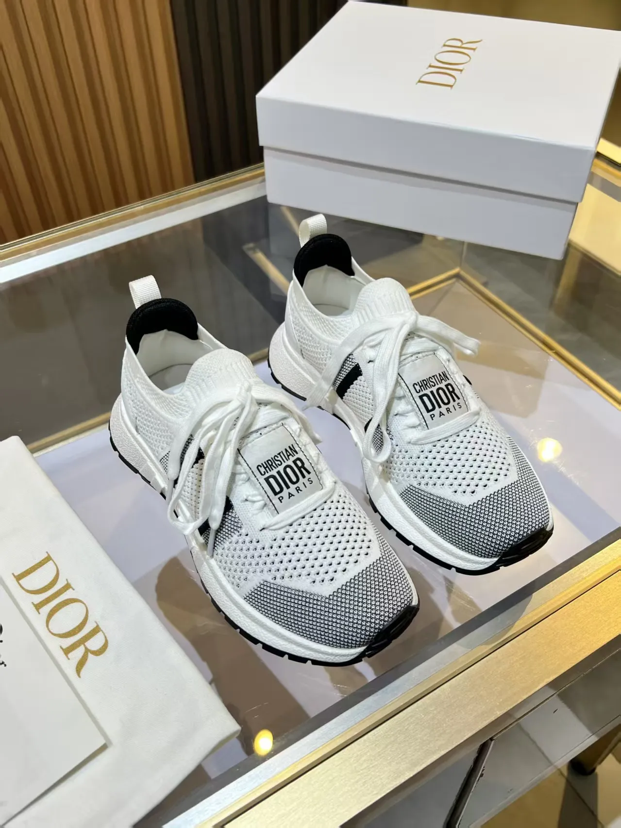 👟👟Ex-factory price 460👟👟 DIOR CHRONO Dior's new high-version, casual, business, all-in-one sports shoes. Simple and super versatile. The upper is equipped with a Logo cloth label. The upper is perfect and luxurious, and can be matched with any spring, summer, autumn and winter clothing. The upper foot is even more comfortable! The original material is disassembled and reproduced perfectly. The fly-woven upper is breathable and comfortable. The original super lightweight TPU absorbent film anti-slip outsole. Unique. Full of details. Fine workmanship. Worth owning. Equipped with original packaging at the counter. 3 colors available SIZE: 35--40 (41 can be customized)